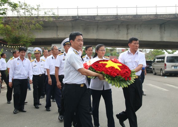 Dâng hương tưởng nhớ 64 anh hùng liệt sĩ Gạc Ma ảnh 9