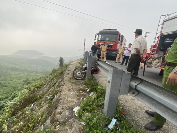 Đà Nẵng: Cứu kịp thời một người bị tai nạn rơi xuống vực trên đèo Hải Vân ảnh 2