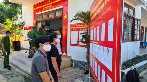 Hàng triệu cử tri miền Trung phấn khởi đi bầu cử ảnh 11