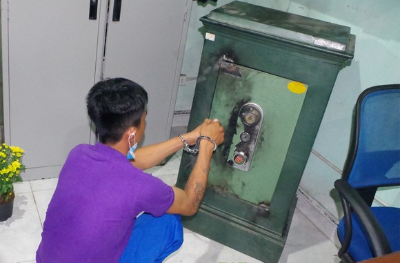 Quảng Nam: Bắt đối tượng phá két sắt trộm tiền vàng trị giá hơn 200 triệu đồng ảnh 1