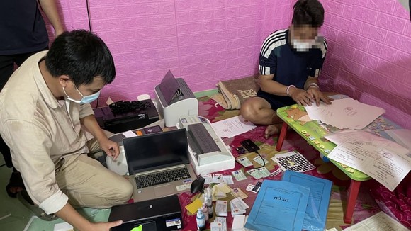 Triệt phá đường dây làm giả giấy tờ quy mô lớn tại Quảng Nam và Quảng Ngãi ảnh 1