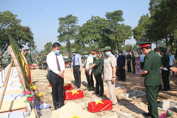 Quảng Trị: Tiếp nhận và an táng hài cốt liệt sĩ là quân tình nguyện, chuyên gia Việt Nam hy sinh tại Lào ảnh 8