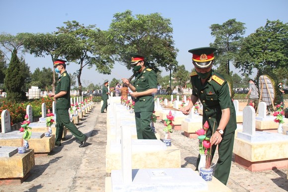 Quảng Trị: Tiếp nhận và an táng hài cốt liệt sĩ là quân tình nguyện, chuyên gia Việt Nam hy sinh tại Lào ảnh 11