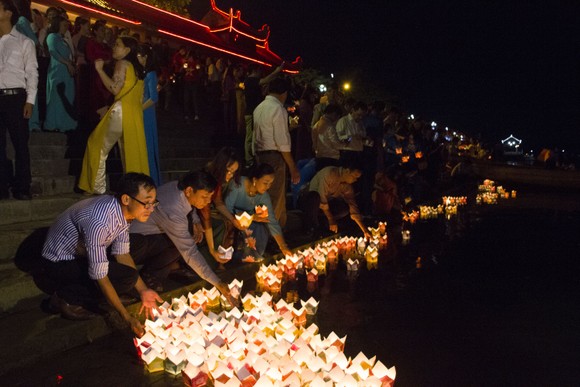 Hàng ngàn người tham gia thả hoa đăng tri ân các anh hùng liệt sĩ ảnh 3