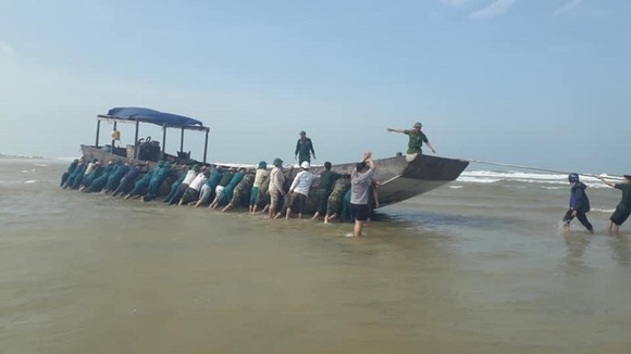 Tàu gỗ dạt vào bờ biển Quảng Trị với nhiều bao bì ghi chữ Trung Quốc ảnh 1