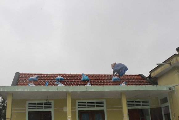 Di dời dân, chằng chống nhà cửa trước cơn bão số 13 ảnh 4