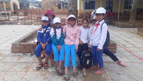 Sau một tháng trường ngập sâu trong bùn đất, học sinh xã Hướng Việt đi học trở lại ảnh 1