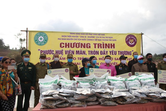 Quảng Trị: Tặng quà cho người dân hai bên biên giới Việt Nam - Lào bị ảnh hưởng bởi bão lũ ảnh 7