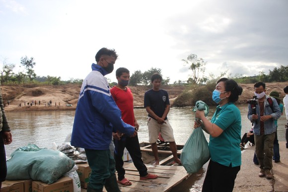 Quảng Trị: Tặng quà cho người dân hai bên biên giới Việt Nam - Lào bị ảnh hưởng bởi bão lũ ảnh 8