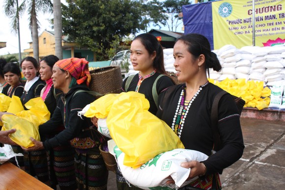 Quảng Trị: Tặng quà cho người dân hai bên biên giới Việt Nam - Lào bị ảnh hưởng bởi bão lũ ảnh 6