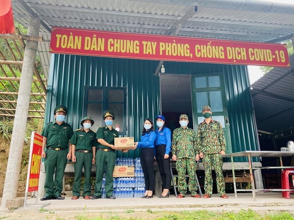 Tuổi trẻ Quảng Trị trao tặng vật tư y tế, nhu yếu phẩm phòng chống dịch cho nước bạn Lào ảnh 1