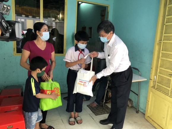 Trao tặng 100 máy tính bảng cho học sinh khó khăn đầu năm học mới ảnh 2