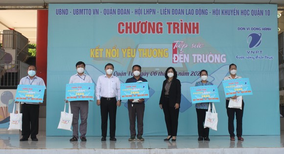 Trao tặng 100 máy tính bảng cho học sinh khó khăn đầu năm học mới ảnh 1