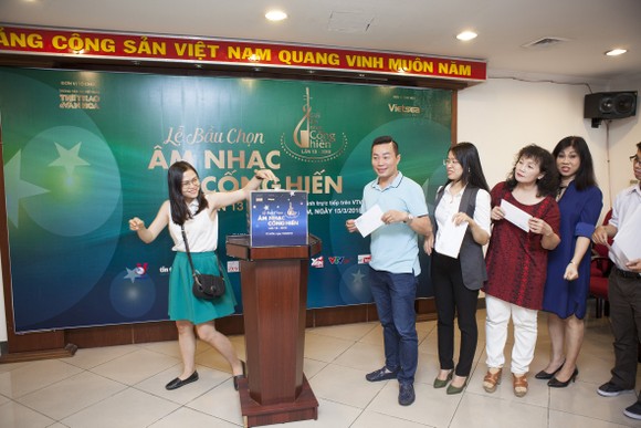 Sau nhiều năm vắng bóng, Mỹ Tâm bất ngờ xuất hiện trong lễ trao giải Cống hiến 2018 ảnh 4