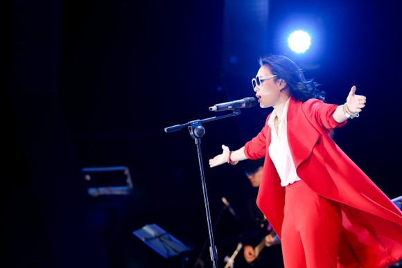 Sau nhiều năm vắng bóng, Mỹ Tâm bất ngờ xuất hiện trong lễ trao giải Cống hiến 2018 ảnh 1