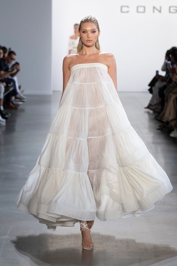 Elsa Hosk đảm nhiệm First Face và Vedette tại show Công Trí Xuân Hè 2020 ảnh 1