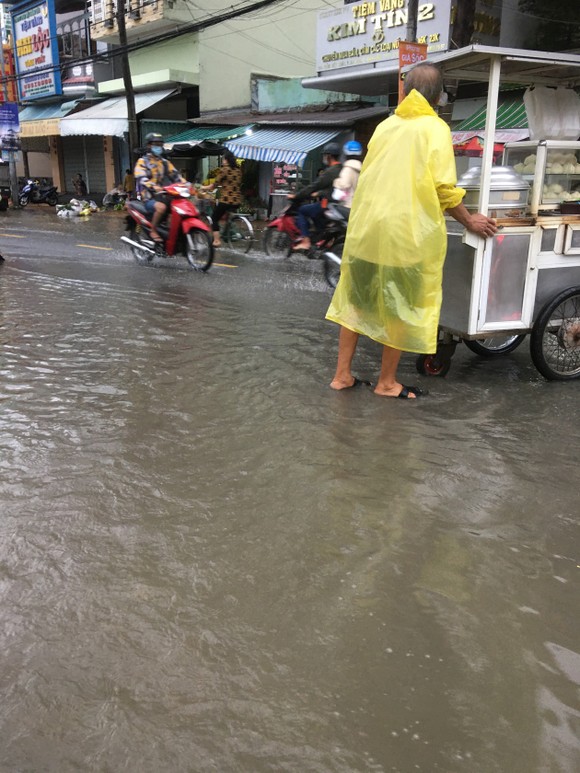Triều cường tràn ngập nhiều tuyến đường ở Cần Thơ ảnh 1