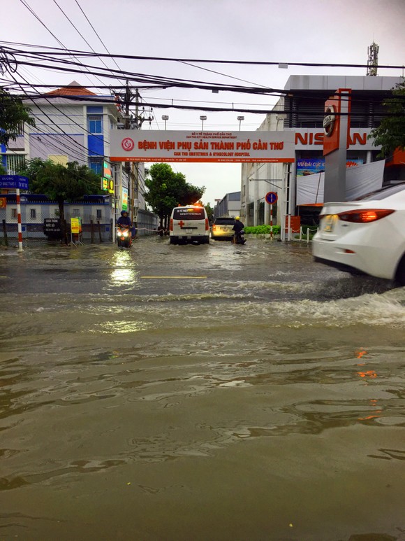 Triều cường tràn ngập nhiều tuyến đường ở Cần Thơ ảnh 3