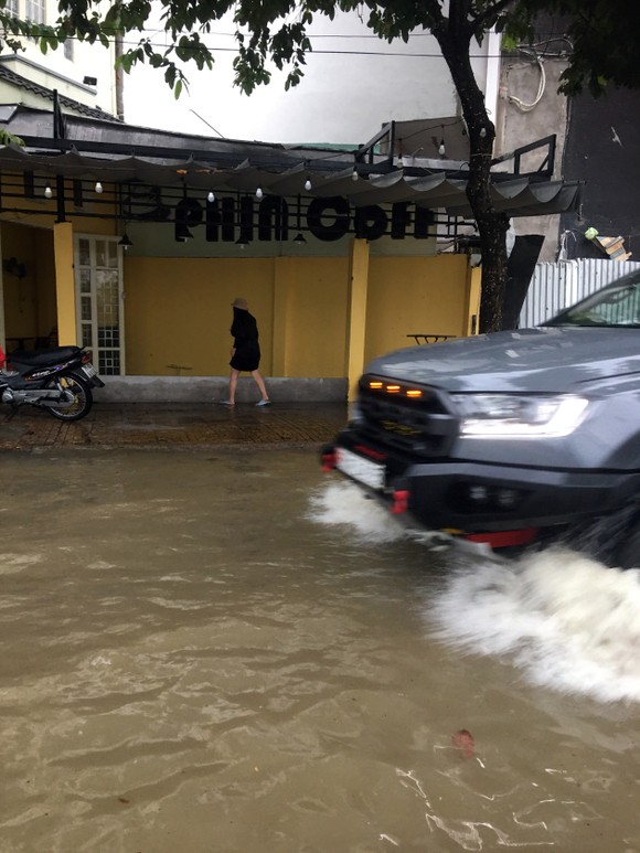 Triều cường tràn ngập nhiều tuyến đường ở Cần Thơ ảnh 4