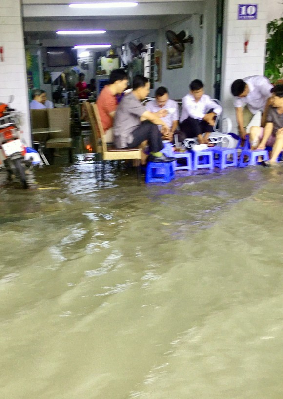 Triều cường dâng cao tại Cần Thơ, học sinh bì bõm đến trường ảnh 3