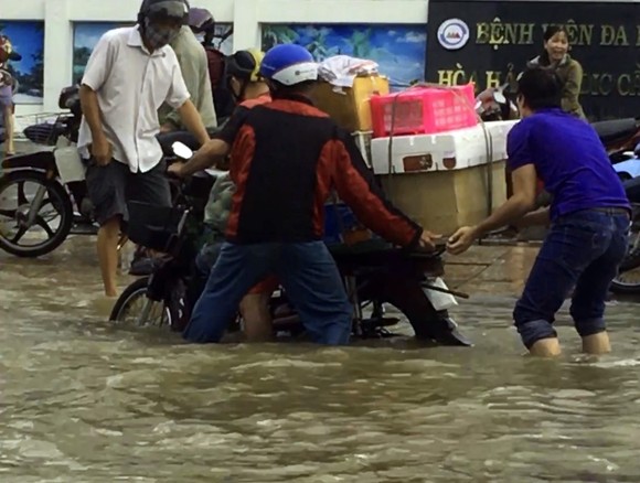 Triều cường dâng cao tại Cần Thơ, học sinh bì bõm đến trường ảnh 1