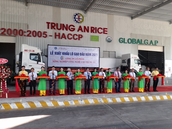 Xuất khẩu lô gạo đầu tiên năm 2021 sang Singapore và Malaysia ảnh 1