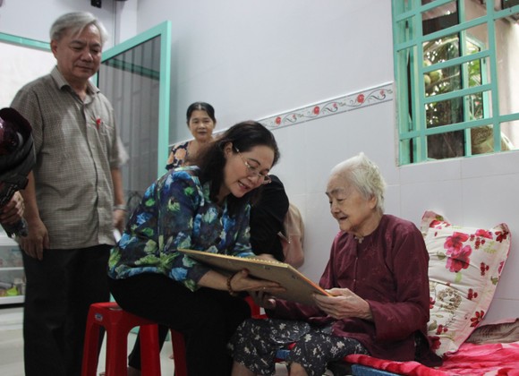 Đồng chí Nguyễn Thị Lệ thăm các cụ cao tuổi ở huyện Nhà Bè, quận 7 ảnh 2