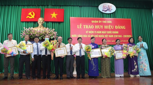 Chủ tịch UBND TPHCM Nguyễn Thành Phong trao Huy hiệu Đảng tại quận 9, Thủ Đức ảnh 4