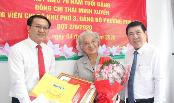 Chủ tịch UBND TPHCM Nguyễn Thành Phong trao Huy hiệu Đảng tại quận 9, Thủ Đức ảnh 5