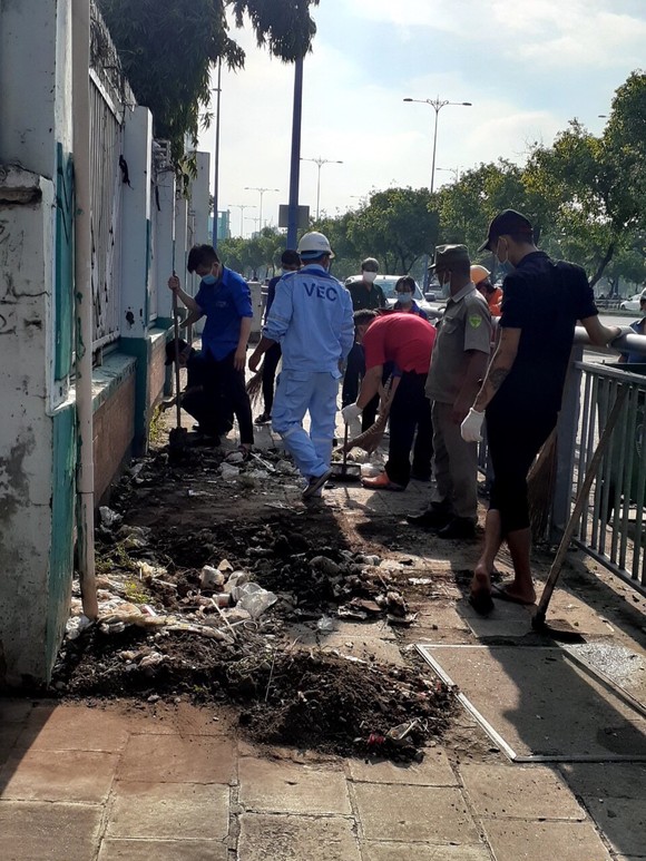 Cao điểm thi đua 200 ngày, quận 5 tổng vệ sinh, cải tạo chung cư, sửa nhà, tặng cây cho người dân ảnh 8