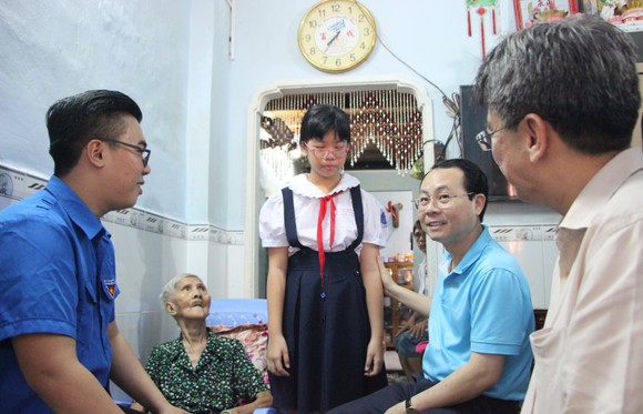 Cao điểm thi đua 200 ngày, quận 5 tổng vệ sinh, cải tạo chung cư, sửa nhà, tặng cây cho người dân ảnh 2