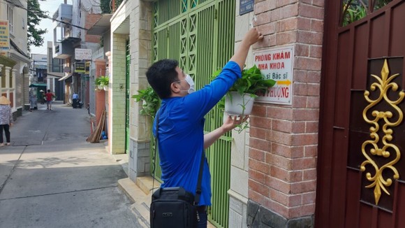 Cao điểm thi đua 200 ngày, quận 5 tổng vệ sinh, cải tạo chung cư, sửa nhà, tặng cây cho người dân ảnh 6