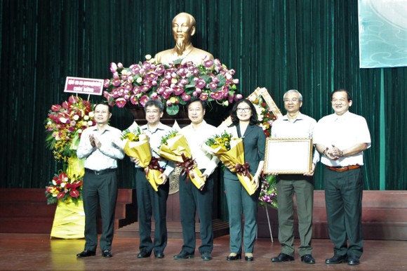 Quận đầu tiên ở TPHCM không còn hộ thu nhập dưới 36 triệu đồng/người/năm ảnh 1