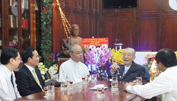 Lãnh đạo TPHCM thăm, chúc mừng Giáng sinh 2020 và năm mới 2021 ảnh 2