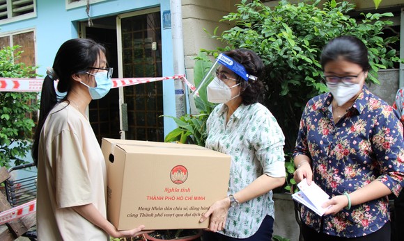 Lãnh đạo TPHCM thăm hỏi, tặng quà công nhân lao động khó khăn ở quận 5 ảnh 1