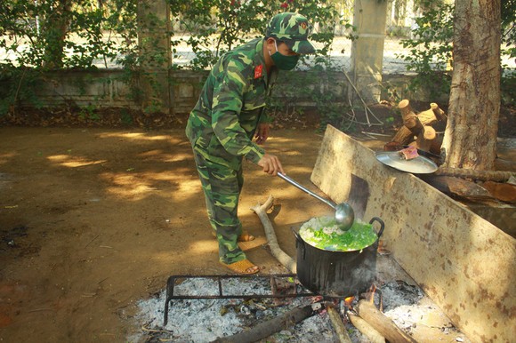 Cảm động Bộ đội nấu cơm cho bệnh viện dã chiến ảnh 12