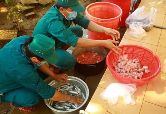 Cảm động Bộ đội nấu cơm cho bệnh viện dã chiến ảnh 17