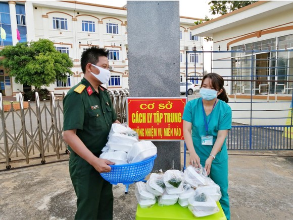Cảm động Bộ đội nấu cơm cho bệnh viện dã chiến ảnh 26