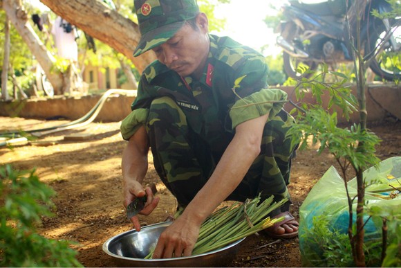 Cảm động Bộ đội nấu cơm cho bệnh viện dã chiến ảnh 8