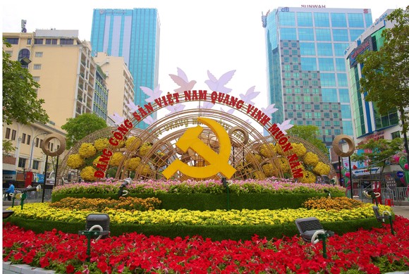 Phòng dịch Covid-19 khi tham quan Đường hoa Nguyễn Huệ ảnh 9
