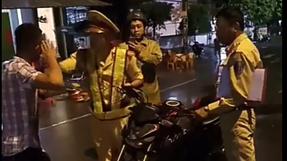 Vụ CSGT "tự té ngã" ở Bình Định: Người đi xe SH bỏ trốn khỏi hiện trường mang đầy rẫy tiền án, tiền sự ảnh 1