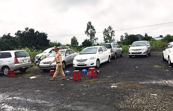 Phú Yên: Phát hiện vụ đánh bạc cực lớn, bắt 95 “con bạc”, tạm giữ 30 ô tô ảnh 5