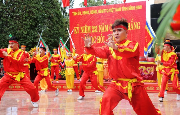 Biển người 'trẩy hội' Ngọc Hồi - Đống Đa trên quê hương anh hùng Quang Trung - Nguyễn Huệ ảnh 11