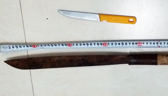 Bắt tạm giam chủ quán cầm dao đuổi đánh đoàn công tác phòng chống dịch Covid-19 ảnh 3