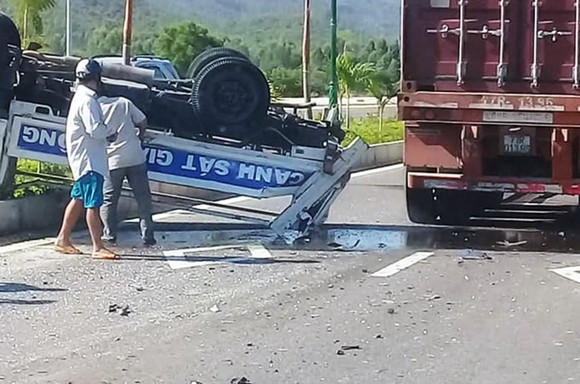Xe ô tô CSGT bị xe đầu kéo tông văng lên dải phân cách ảnh 1