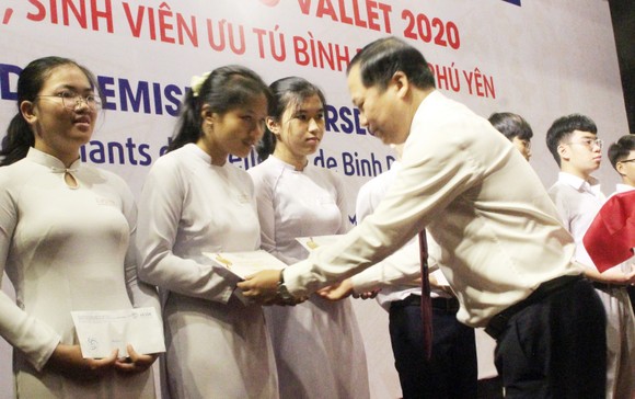 Trao học bổng Vallet cho học sinh, sinh viên Bình Định, Phú Yên và Gia Lai ảnh 5