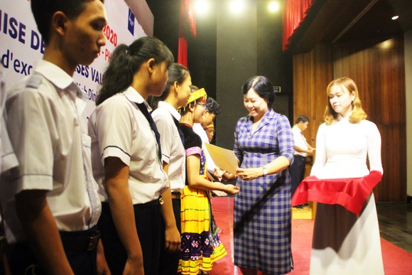 Trao học bổng Vallet cho học sinh, sinh viên Bình Định, Phú Yên và Gia Lai ảnh 2