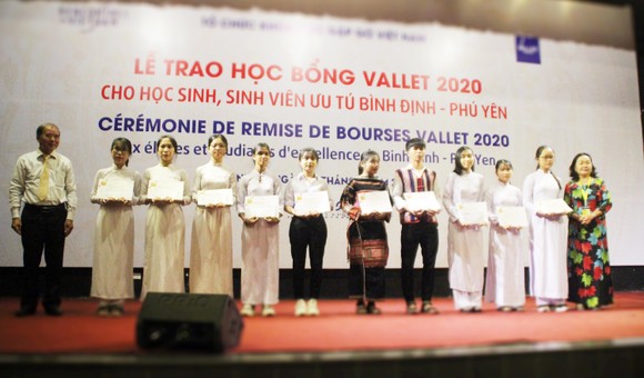 Trao học bổng Vallet cho học sinh, sinh viên Bình Định, Phú Yên và Gia Lai ảnh 3