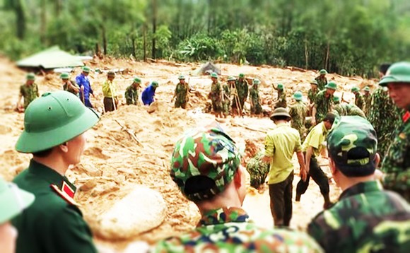 Hiện trường sạt lở núi nghiêm trọng ở thủy điện Rào Trăng 3 ảnh 2