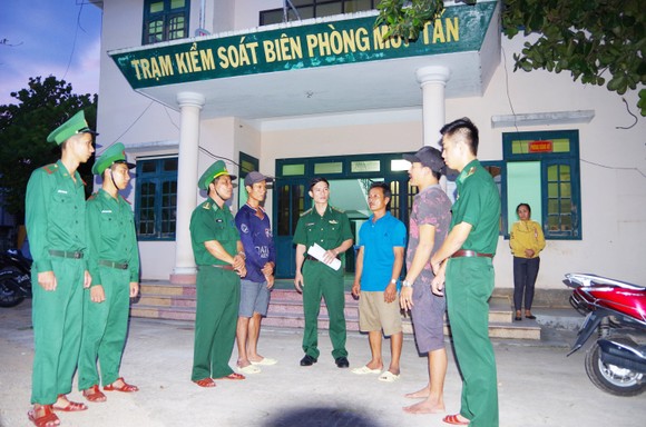 Cứu 4 ngư dân Bình Định bị chìm tàu trên biển ảnh 1